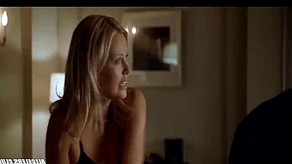 Латиноамериканка тренируется в спортзале с мускулистым мужчиной