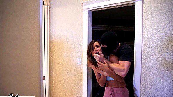 Девушка в очках подверглась двойному проникновению