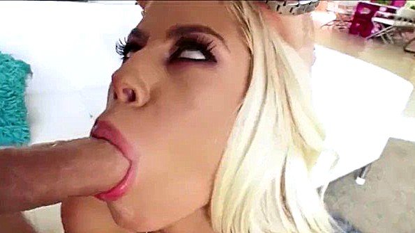 Пышногрудая женщина соблазняет мужчину в офисе