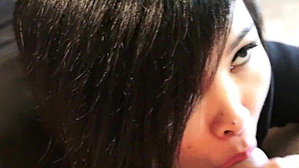 Возбужденная зрелая женщина в очках трахает парней