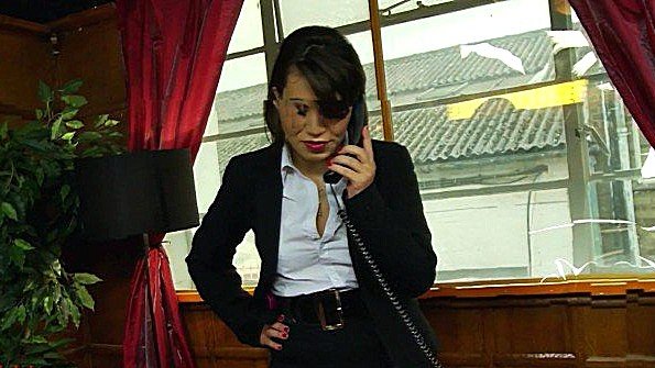 Шлюха в чулках сосет член