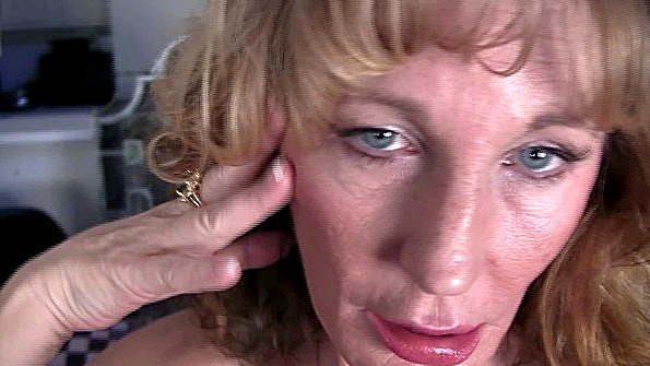 Женщина в красном нижнем белье склонила мужчину к анальному сексу