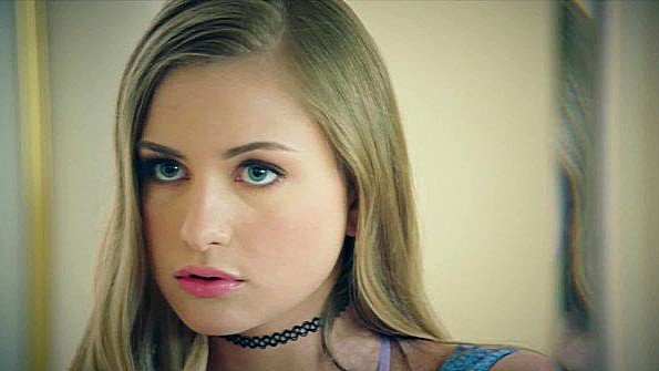 Возбужденная зрелая женщина получает жесткий трах на диване