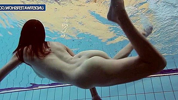 Кокетливая девушка танцует и ласкает себя