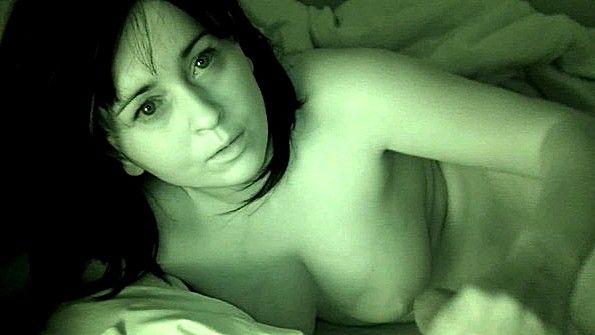 Зрелая женщина мастурбирует мужчине, ожидая оргазма