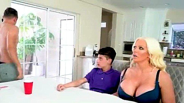 Девушки впервые занимаются сексом с парнями (подборка)