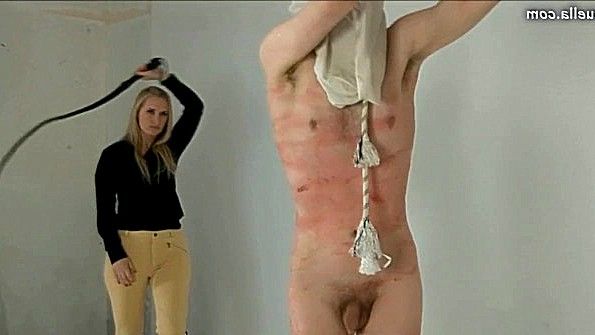 Он поставил кокетку в позу «собачка» и проник в ее влагалище своим пенисом