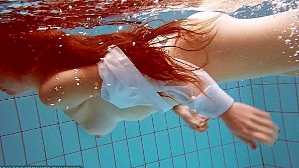 Возбужденная сестра достает член своего брата