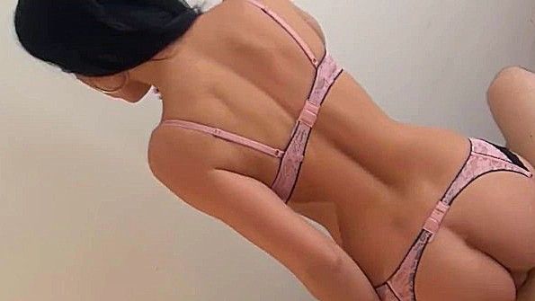 Девушка страстно делает минет чернокожему парню