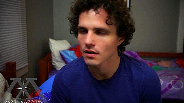 Чернокожий мужчина проникает в анальное отверстие девушки