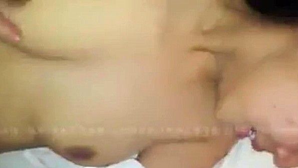 Молодая сучка заставила парня поработать своим членом