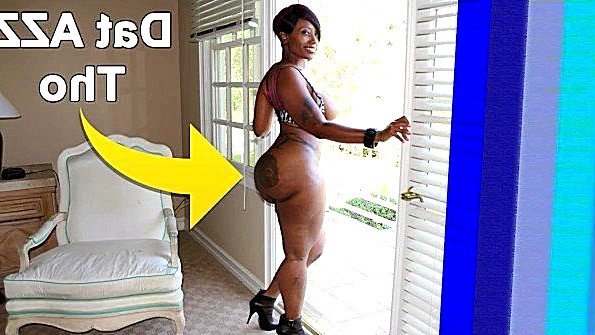 Очаровательная студентка демонстрирует свою вагину