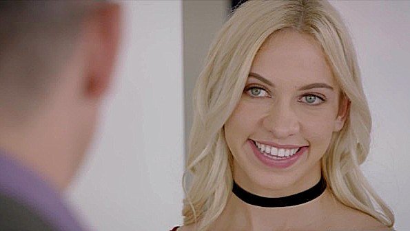 Зрелая женщина ласкает свой большой клитор