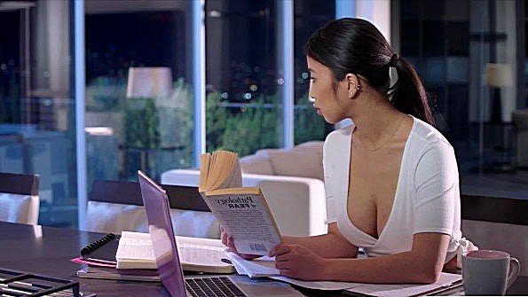 Муж помогает жене с дилдо, затем занимается сексом