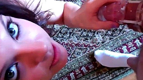 Чернокожая женщина вступает в половую связь с группой белых мужчин