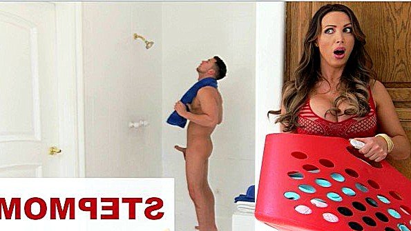 Девушка ласкает свою вагину пальцами