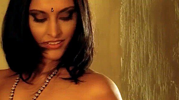 Две девушки занимаются сексом с одним чернокожим парнем одновременно