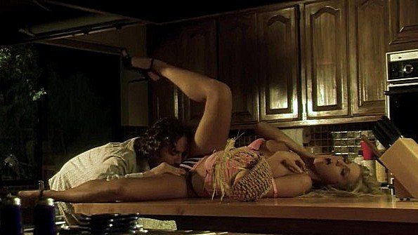 Пышногрудая чернокожая женщина жадно подвергается изнасилованию после минета