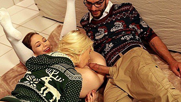 Прикованный цепями раб лижет отверстия своей госпожи