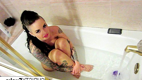 Связанную суку заставили делать грубый минет