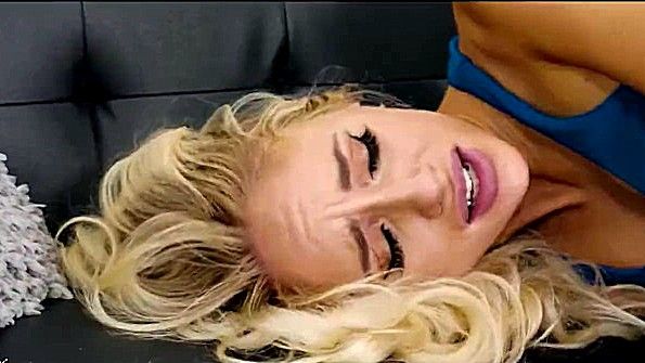 Госпожа мочится рабу в рот и получает от этого удовольствие