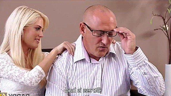 Я помыла свою вагину в душе и использовала вибратор