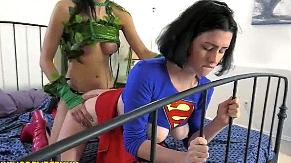 Девушка мастурбирует с помощью дилдо