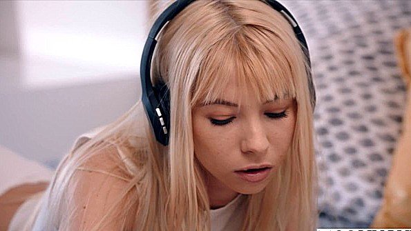 Две женщины используют вибратор на шезлонге