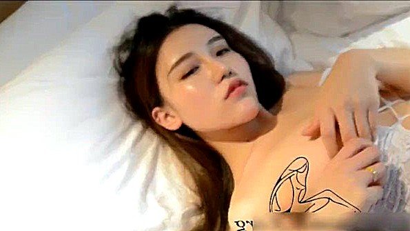 Горячая блондинка заставляет парня лизать