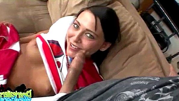 Домохозяйка занимается грубым сексом с любовником на глазах у мужа