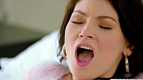 Брат и сестра не могут смотреть телевизор и заниматься сексом одновременно