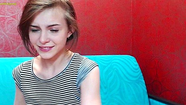 Азиатская женщина использует игрушку и получает от этого удовольствие