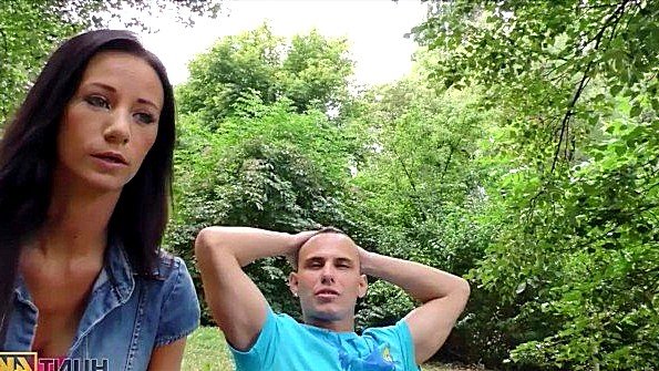 Девушка делает парню потрясающий минет