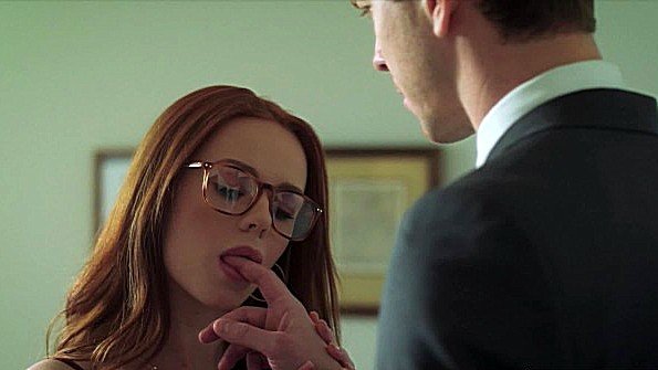 Соблазнительные красавицы часто ласкают свои гениталии