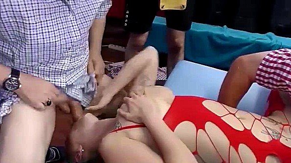 Сестра научилась соблазнять брата на секс