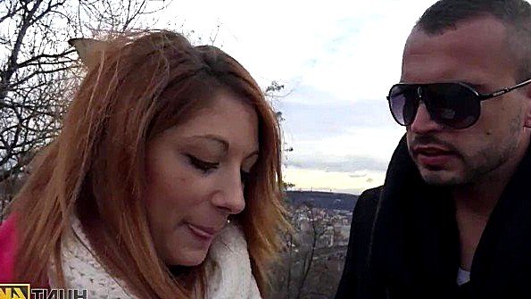 Властная стерва занимается грязным сексом с подчиненной