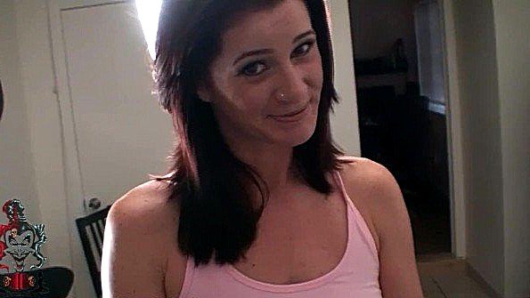 Девушка спаривается с парнем на кровати