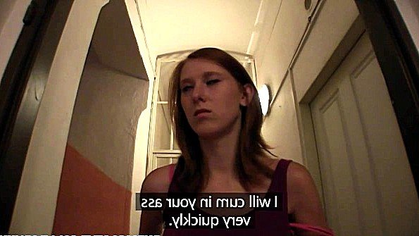 Женщина в нижнем белье хочет погладить себя и кончить