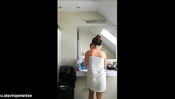 Парень с удовольствием занимается сексом со своей девушкой в ​​душе до оргазма