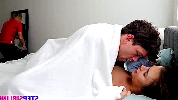 Хозяйка в красных сетчатых чулках истязает член раба