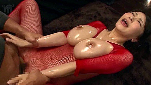 Кокетливая спортсменка сосредотачивает внимание на члене парня