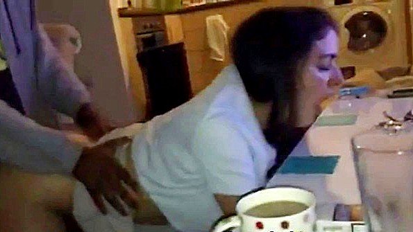 Огромный член чернокожего парня у неё в заднице