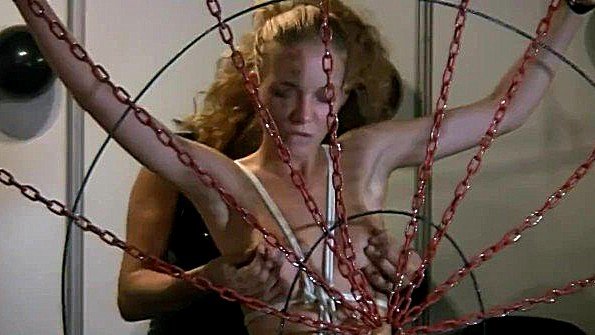 Полуобнаженная девушка плавает под водой в платье