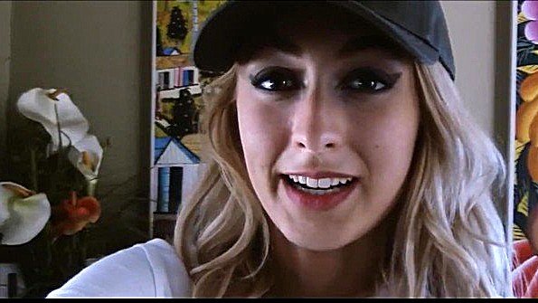 Кокетка в кожаных сапогах неожиданно устраивает развратную выходку перед парнем