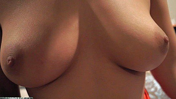 Женщина в купальнике занимается грубым сексом с мужчиной