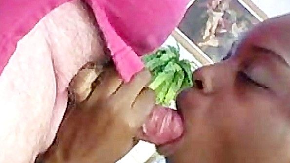 Любительницы демонстрируют грудь на вечеринке