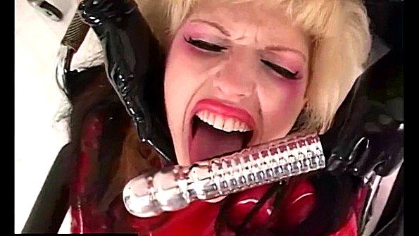 Три женщины занимались сексом в постели