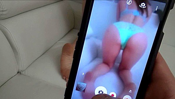 Эякуляция рядом с подругой во время использования дилдо