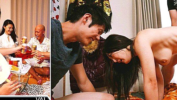 Трахает связанного и подвешенного раба в рот