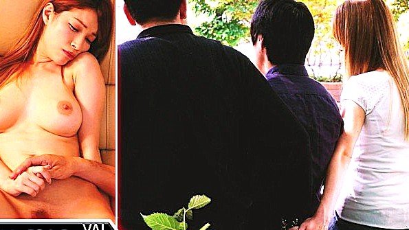 Девушка снимает трусики и хочет заняться сексом со своим парнем